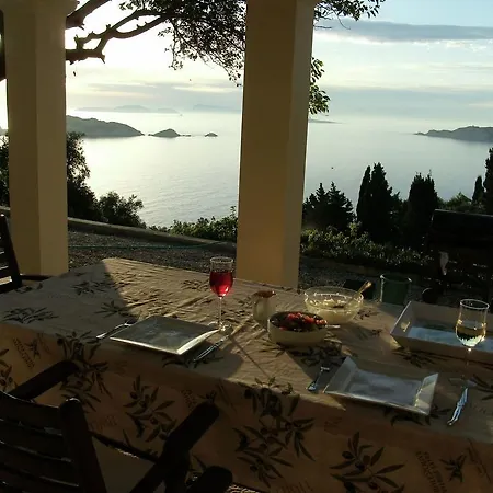 فيلة With Stunning Views Near Afión